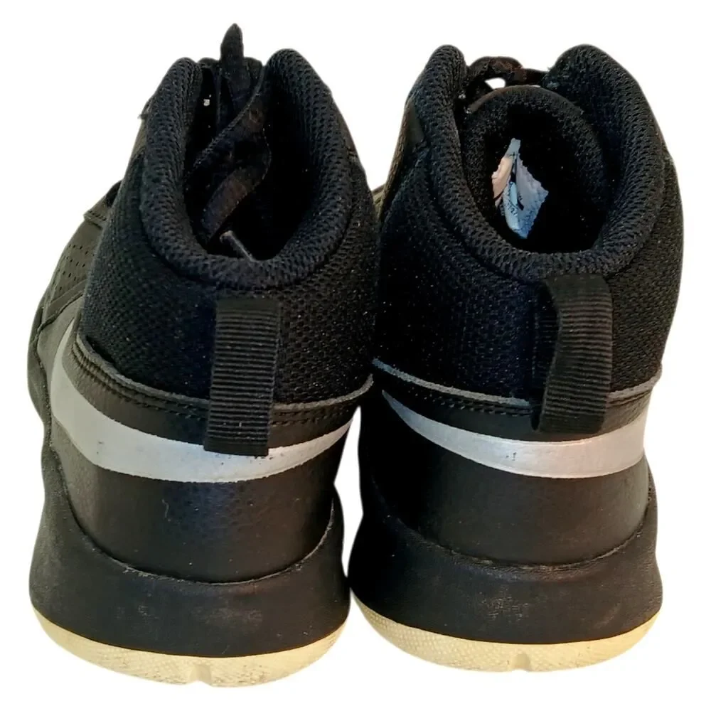 Nike Team Hustle Boys Black/White Sneakers - Size 2 Youth